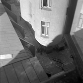 Lekande barn under fönster på gården Storgatan 17, 19, 1960-tal