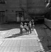Barn med cyklar på gården Storgatan 17, 19, 1960-tal