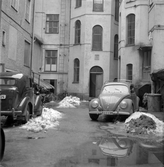 Bilar parkerade på bakgården till Vasagatan 15, 1960-tal