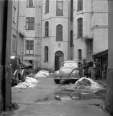 Bilar på gården Vasagatan 15, 1960-tal