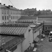 x Bilar och hustak på gården Drottninggatan 15, 1960-tal