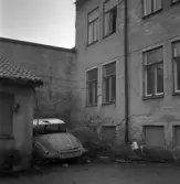 Skrotbil på gården Rudbecksgatan 6, 1971 januari