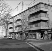 Affärsgata med lägenheter ovanför på Kungsgatan 17, 1960-tal