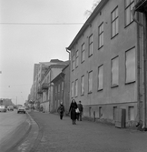 Gående vid rivningshus på Rudbecksgatan 6, 8, 1971 januari