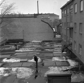Bandyspelare på gården Kungsgatan 17, 1960-tal