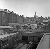 Snö på hustaken på gården Stortorget 15 och 17, 1970-tal