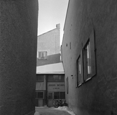 Smal passage leder till Johan Behrn lager på Trädgårdsgatan 3, 1970-tal