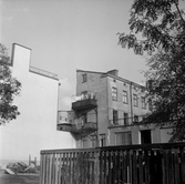 Balkong med utsikt över gården Kyrkogatan 15, 1970-tal