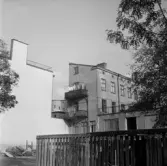 Balkong med utsikt över gården Kyrkogatan 15, 1970-tal