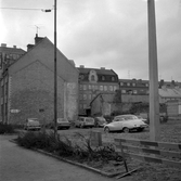 Parkering på gården till Rudbecksgatan 3-5, 1971 januari