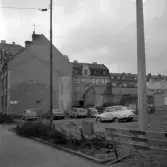 Parkering på gården till Rudbecksgatan 3-5, 1971 januari