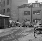 Cyklar och bilar parkerade på innergård, 1970-tal