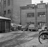 Cyklar och bilar parkerade på innergård, 1970-tal