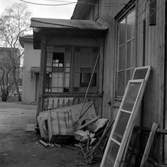 Veranda med trasiga fönster på gården Rudbecksgatan 7-9, 1971 januari