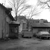 Bilar på gården Rudbecksgatan 9, januari 1971