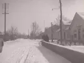 Fastarpsvägen i Tvååker vintertid. Till höger ligger affären 