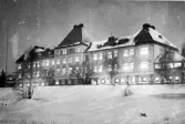 Exteriör av Lia Sanatorium upplyst kvällstid 1917-1918 vintertid.
