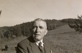 Carl Krantz (1880 - 1956) finklädd i kostym, Stretered 1940-tal. Carl var skomakare samt lärare och undervisade vid Stretereds skolhem 1917 - 1947.