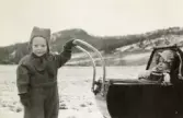 Eva Pettersson (född 1944, gift Kempe) kör kusinen Stina Krantz i barnvagn år 1946. Vommedal och Brattåsberget ses i bakgrundens mitt. Eva är dotter till Bror och Rosa Pettersson (född Krantz). Stina är dotter till Edit och Östen Krantz.