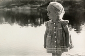 Treåriga Stina Krantz står vid Horsikasjön 1949. Kusin till givaren samt dotter till Edit och Östen Krantz som bodde vid 