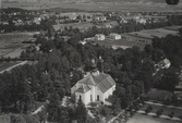 Flygfoto över Leksands kyrka år 1933. Läs mer om Leksands kyrka i boken: Dalarnas kyrkor i ord och bild.