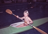 Pojke med kanot i bassäng på Eyrabadet, 1970-tal