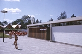 Utanför omklädningsrummet i Gustavsvik, 1970-tal