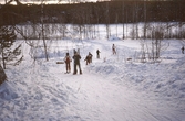 Barn på åktur med längdskidor i Kilsbergen, 1960-tal