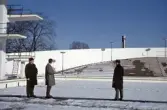 Snön täcker både simbassäng och hopptorn i Gustavsvik, 1970-tal