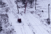 Traktor i snön på Storstenshöjden, 1980