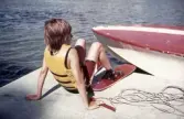Pojke väntar på att få åka vattenskidor i Hjälmarbaden, 1960-tal