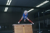 Gymnast i AGF hoppar över plint i Idrottshuset, 1980-tal