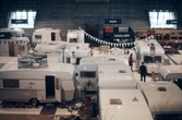 Besökare går in i husvag på husvagnsutställning på Eyravallen, 1970-tal