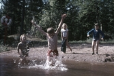 Bad på dagkoloni, 1976
