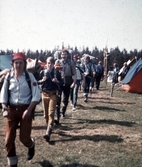 Ungdomar med ryggsäck går på vandring, 1970-tal