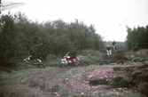 Mopedkörning på bana i skogen, 1970-tal