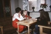 Kortspel på föreningsgård, 1970-tal