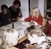 Ungdomar intervjuar varandra på föreningsgård, 1970-tal