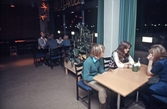Fika och samtal på föreningsgård, 1970-tal