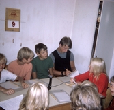 Ungdomar intervjuar varandra på föreningsgård, 1970-tal