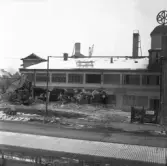 Grävmaskin flyttar rivningsmassa i kvarteret Smeden, 1970-tal