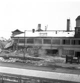 Grävmaskin arbeter med rivning i kvarteret Smeden, 1970-tal