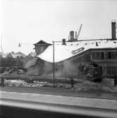 Taket rasar vid rivning av Idrottvägen 14 1970-tal