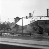 Taket rasar vid rivning av Idrottvägen 14 1970-tal