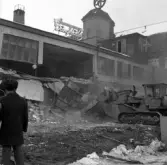 Åskådare tittar på rivning av Idrottsvägen 14, 1970-tal