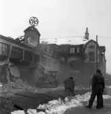 Folkmassa vid rivning av Idrottsvägen 14, 1970-tal