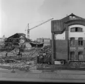 Lyftkran övervakar rivningen av fastigheten på Idrottsvägen 14, 1970-tal