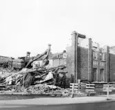 Grävmaskinen närmar sig den sista väggen på Idrottsvägen 14, 1970-tal