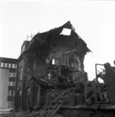 halva rivningshuset står kvar på Idrottsvägen 14, 1970-tal