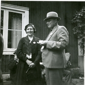 Fläckebo sn.
Thore Larsson med fru vid Kyrkvallen, 1937.